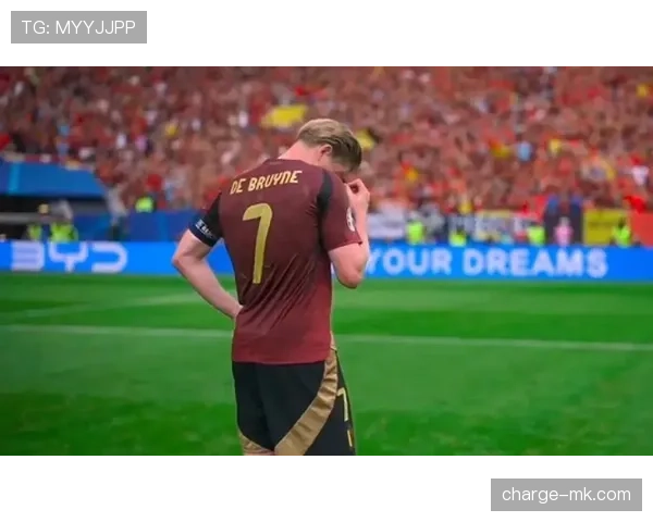 德布劳内庆祝动作起源揭秘：从球场到全球热潮的传奇演变