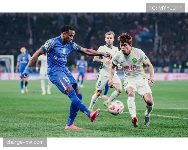 中超联赛迎来新变化:西亚球员表现亮眼,助力球队冲击更高荣誉