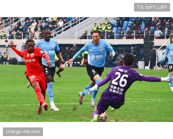 中超转会新动向：新星闪耀加盟，老将挥手告别引关注