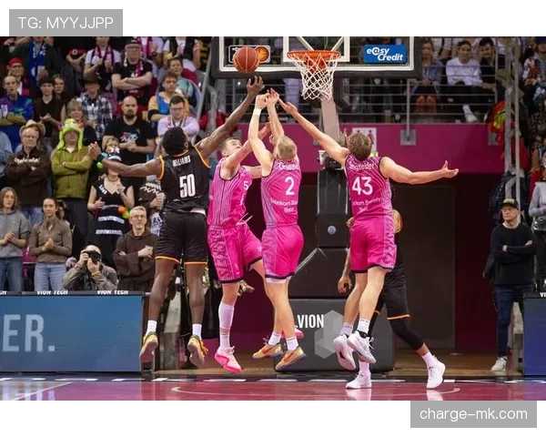 乔·约翰逊无球单打效率提升，关键回合主导球队进攻