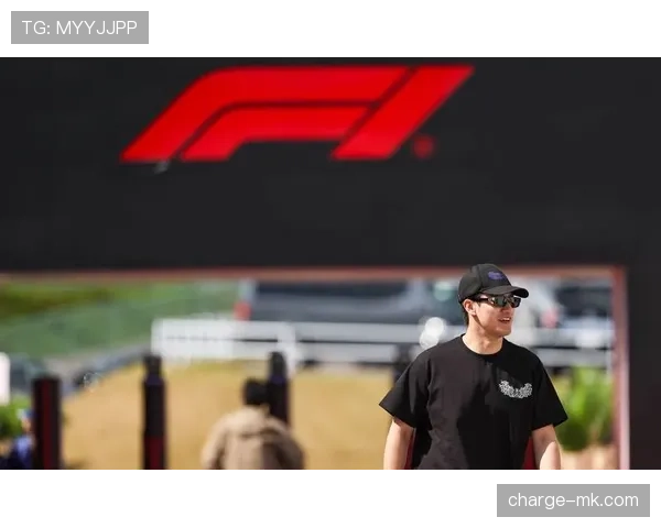 周冠宇地铁被认出，手上那块表瞬间打破“邻家男孩”幻觉