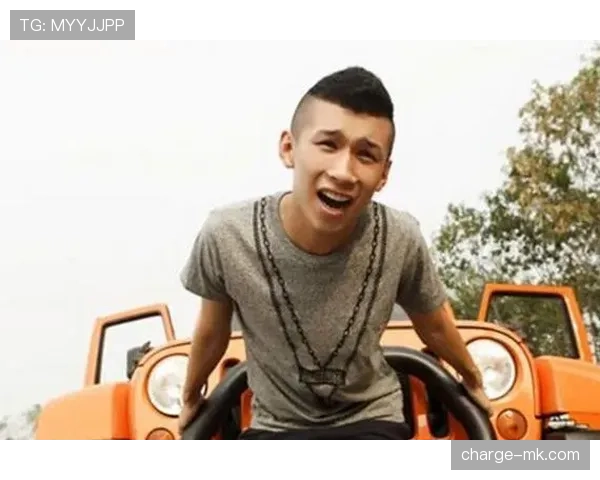 陈一冰推着菜车，名表露在塑料袋里，收银员差点笑出声